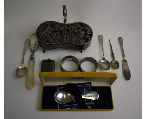 An Edwardian silver ring-box with floral hinged grill top and swing handle, Birmingham 1904/09, to/w a vesta case, Birmingham