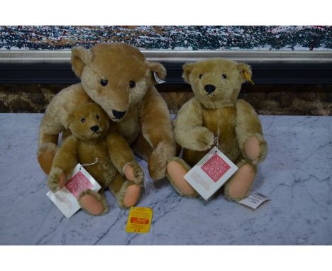 Three graduated Steiff teddy bears, 38, 32 and 24 cm high&nbsp;
