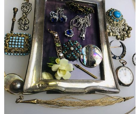 A collection of antique and later jewellery items including a pearl, turquoise and garnet circular brooch, a pearl and turquo