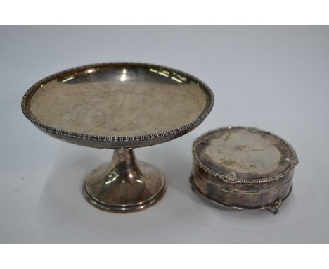 A circular silver ring-box with gilt interior and three scroll feet, Mappin &amp; Webb, Birmingham 1914 9cm to/w a small tazz