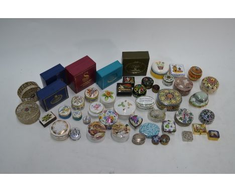 A collection of small boxes including Halcyon Days and other enamel, china, Russian papier mache, base metal etc (box)