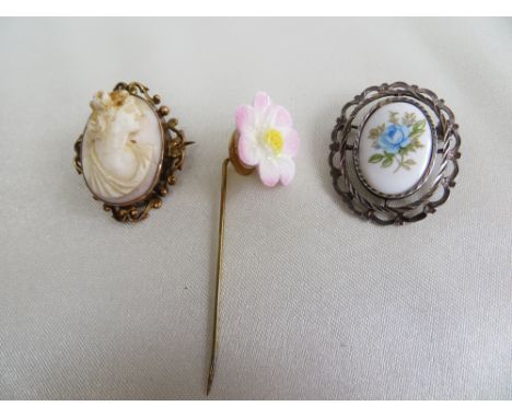 2x Brooches (1 tested as silver), and a flower stick pin.