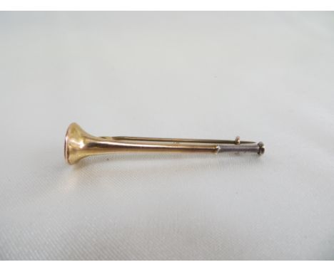 9ct Gold Victorian hunting horn brooch. Weight 2.2g.