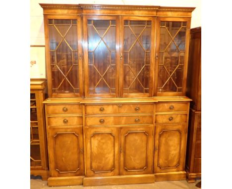Large breakfront mahogany bookcase 156 x 45 x 189 cm H CONDITION REPORT: This item has two glass shelves to each compartment.