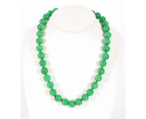 A green jade graduated necklace