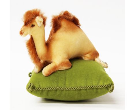 Steiff: A boxed limited Margarete Steiff edition "Camel on a pin cushion",8cm, No.02681, certificate present.