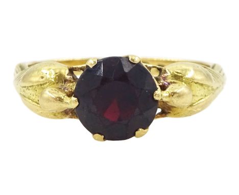 18ct gold single stone round cut garnet ring, each side set with a dove, Birmingham 1958Condition Report:Approx 6.45gm, size 