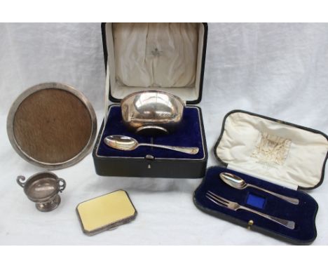 A George V silver christening set comprising a bowl and spoon. Birmingham, 1923 together with a silver photograph frame, silv