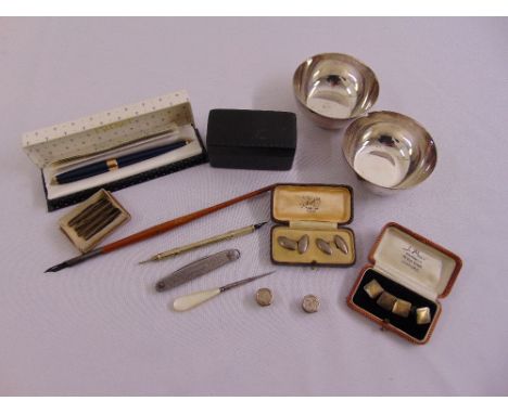 A quantity of collectables to include pens, pen knives, silver cufflinks and a snuff box (13)