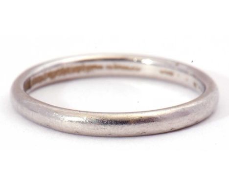 Platinum band of plain polished design, 2.2gms, size M/N
