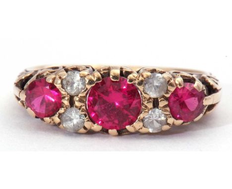 9ct gold paste set ring featuring three graduated pink coloured stones highlighted with four white pastes, size M