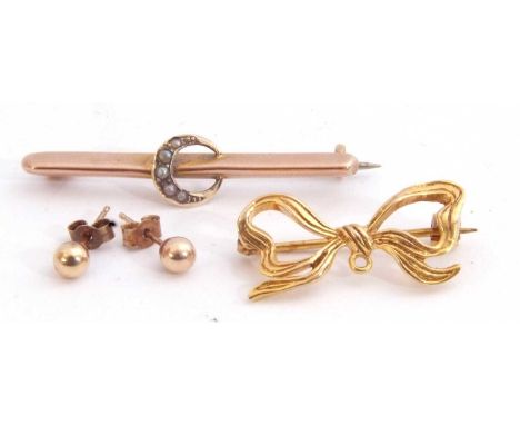 Mixed Lot: pair of 375 stamped small bead finial earrings with post fittings, small 9ct gold ribbon brooch together with a 9c