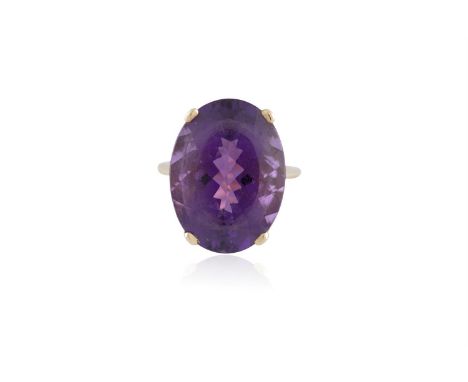 AN AMETHYST AND GOLD RING, the oval mixed-cut amethyst, weighing approximately 17.00cts, within a four-claw setting, to a pla