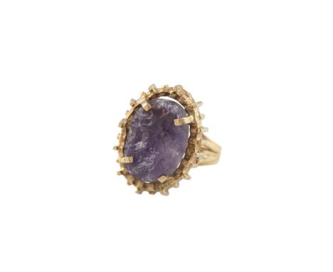 AN AMETHYST AND GOLD RING, the rough-shaped amethyst within a four-claw setting, mounted in 18K gold, ring size P