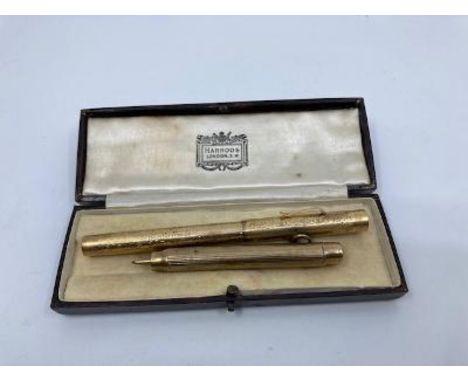 A 14ct. gold Wahl-Eversharp fountain pen, with engine turned and engraved barrel and top, Eversharp 14ct. gold nib, together 