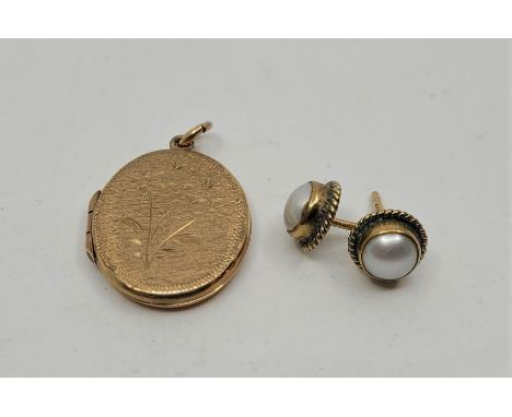 A 9ct. gold oval locket, together with a pair of 9ct. gold and cultured pearl studs. (total gross weight 5.3g). (2)