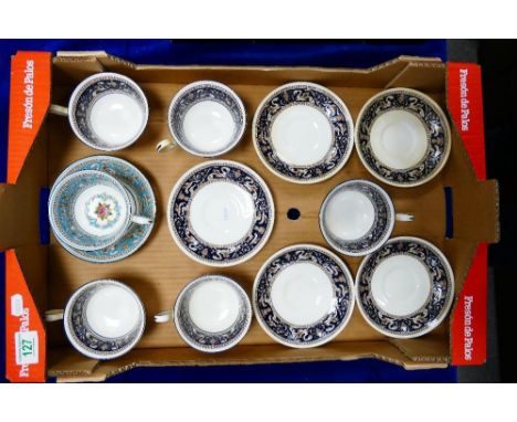 A collection of Wedgwood Florentine tea cups and saucers: in colour variants (12 pieces) 