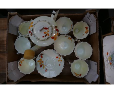 Bone China coffee set: in a Art Deco design to include 6 cups, 6 saucers, coffee pot, milk jug and sugar bowl 