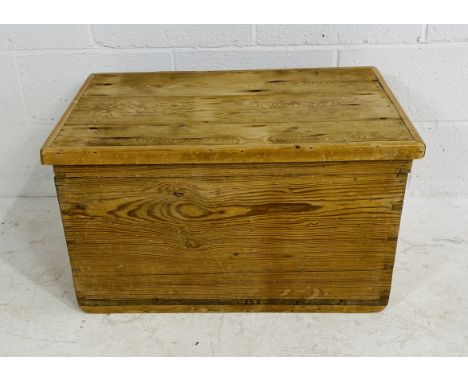 A vintage pine storage trunk - height 44cm, depth 50cm, length 76cm