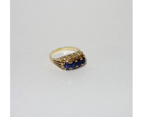 A SAPPHIRE AND DIAMOND DRESS RING, on an 18ct yellow gold shank, ring size O