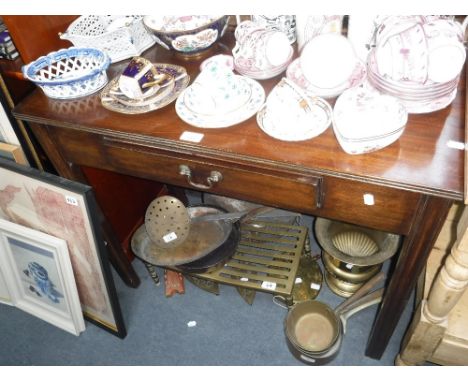 A GEORGE III MAHOGANY SIDE TABLE fitted a drawer, 87 cm wide