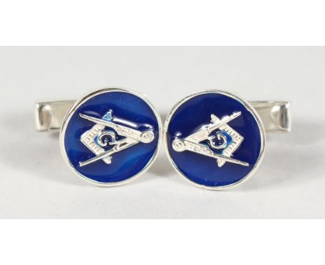 A PAIR OF SILVER AND BLUE ENAMEL MASONIC CUFFLINKS.