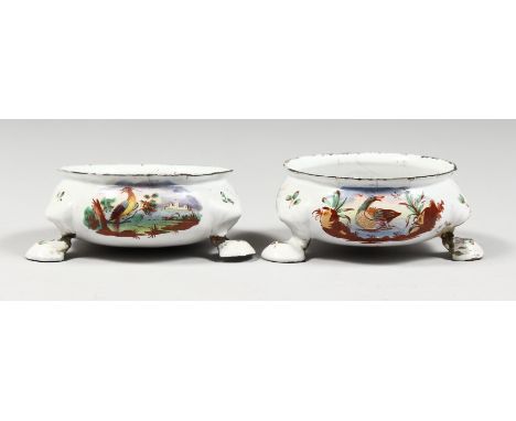 A PAIR OF BILSTON ENAMEL CIRCULAR SALTS (AF). 2.5ins diameter.