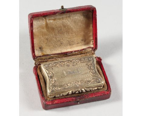 A GEORGE IV SHAPED AND ENGINE TURNED VINAIGRETTE. Birmingham 1826.  Maker: IT. In a leather case.