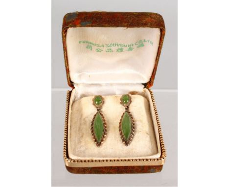 A PAIR OF GOLD AND JADE DROP EARRINGS.