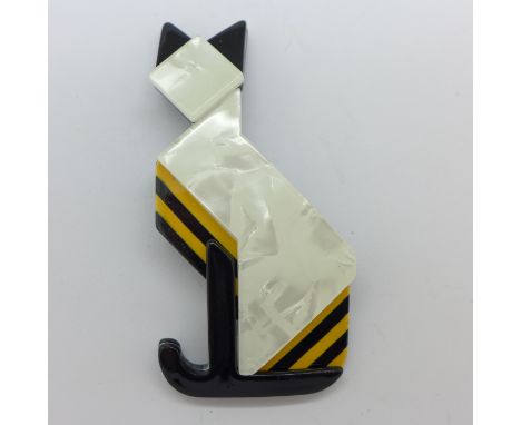 An Art Deco style lucite cat brooch