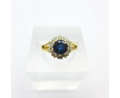 An 18ct gold cluster ring, 3.8g, K