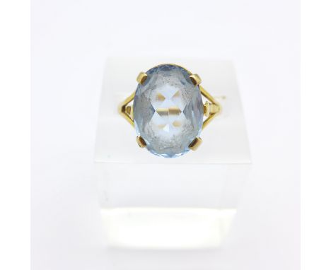 A blue stone set ring, R