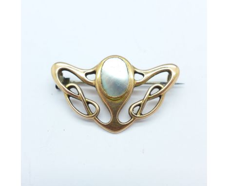 A 9ct gold Art Nouveau brooch set with a blister pearl, 2.8g