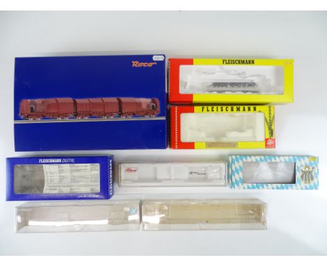 A quantity of HO Gauge empty loco, wagons and coach boxes by FLEISCHMANN, LILIPUT and ROCO - G (8)