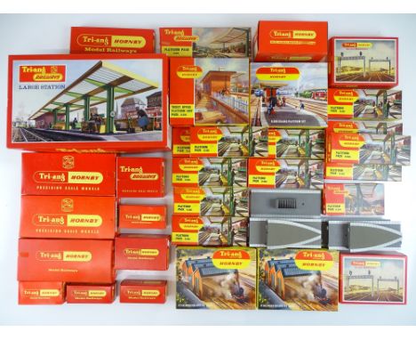 A large quantity of TRI-ANG/HORNBY OO Gauge station, platform and engine shed kits - G/VG in G boxes (where boxed) (Q)