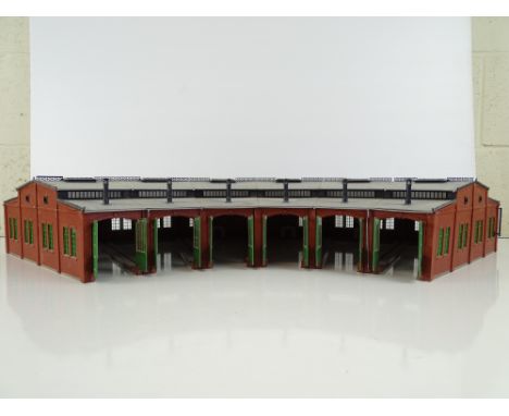 An HO Gauge kit built 6 road roundhouse style engine shed by FALLER - built to a good / very good standard - G unboxed NB Ple