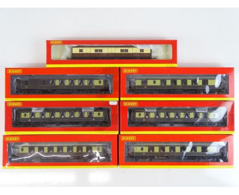 A group of HORNBY Pullman coaches together with a Pullman Luggage Van - VG/E in VG boxes (7)
