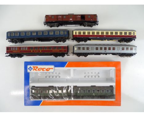 A small group of mostly unboxed coaches by ROCO and FLEISCHMANN - G (7 coaches in one part box)