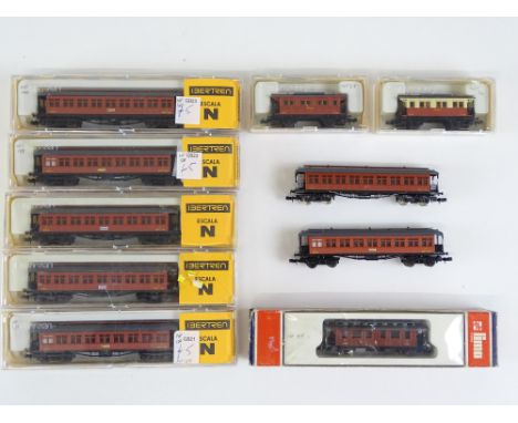A group of Spanish Outline N Gauge vintage passenger coaches by IBERTREN and LIMA - G/VG in G boxes (where boxed) (10)