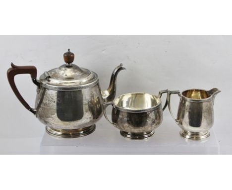 SELFRIDGE & CO LTD A 20TH CENTURY THREE-PIECE SILVER TEA SET, comprising tea pot with hinged cover, milk jug and sugar bowl, 