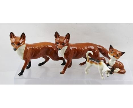 THREE BESWICK CERAMIC MODEL FOXES, one seated, together with a BESWICK MODEL OF A FOX HOUND (4) 