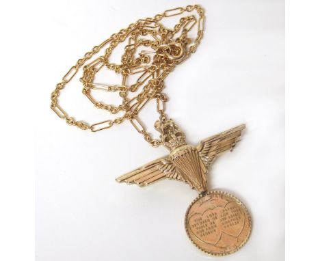 9ct gold chain and 9ct gold pendant, 11.4g.