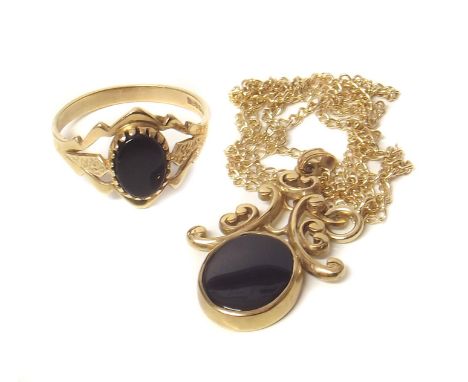 9ct gold stone set ring, 9ct gold stone set pendant and chain, gw of pair 5.6g.