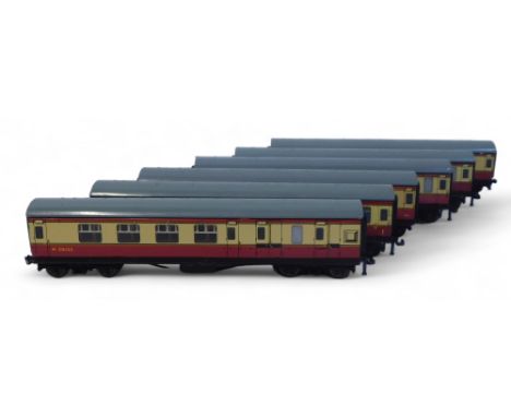 Hornby OO coaches, including First Class corridor coach, First and Third corridor coach, restaurant car, etc. (1 tray)