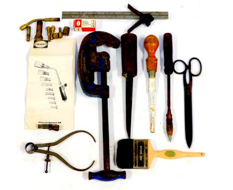 Engineering tools, comprising chisels, a Record sash clamp, calipers, clippers, etc. (1 tray)