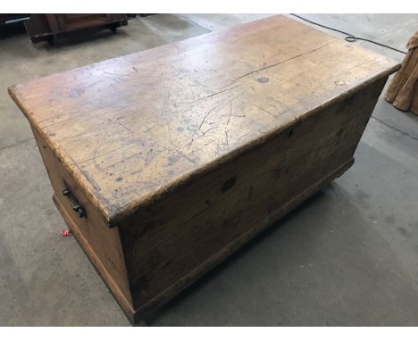 A Victorian scumbled pine bedding box / trunk 