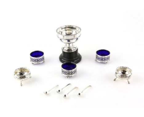 Victorian set of three silver salts with pierced decoration on three ball feet, and a matching spoon, by Haseler Brothers, Bi
