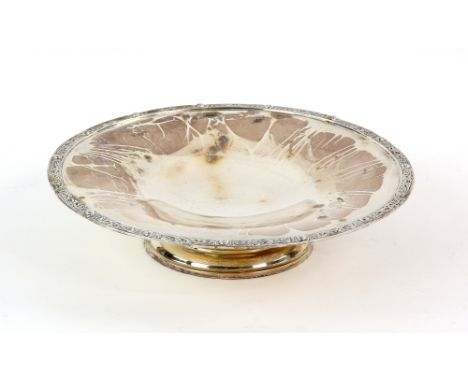 George V silver tazza, the plain dish the border with Celtic-knot decoration, 5.5 cm high, 24.5 cm diam., 18 oz. (560 gr.).  