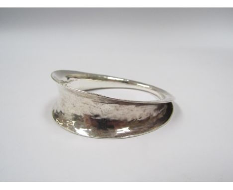 A Seamus Gill silver bangle, facsimile signature, stamped 925 