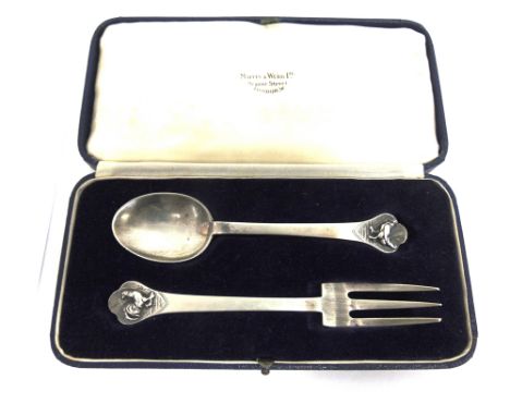 A CASED SILVER SPOON AND FORK SET by Mappin & Webb, Sheffield 1935, trefid pattern, the finial with a cockerel, 46g (1.4 troy